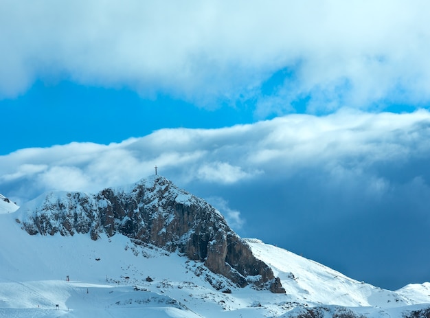 겨울 산 슬로프 스키 트랙과 바위 위에 오스트리아 크로스.