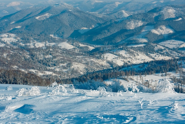 겨울 산 눈 덮인 풍경