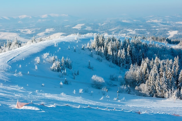 Paesaggio innevato di montagna d'inverno