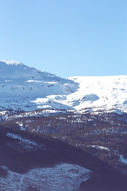 Зимой в горах замерзло озеро у подножия гор Прекрасный природный пейзаж Норра