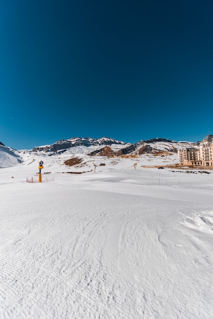 Montagne di inverno nella regione di gusar dell'azerbaigian