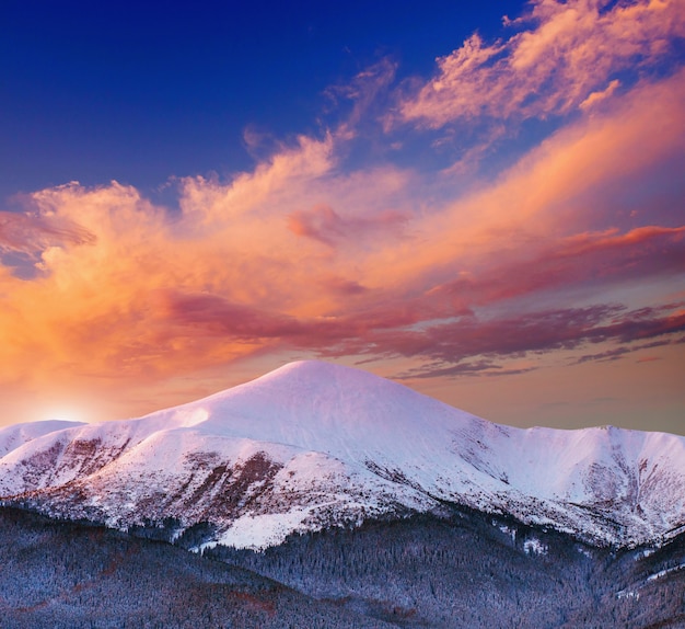 夕日の冬の山