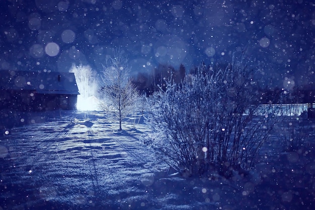 冬の夜景村の小さな家