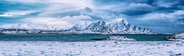 冬のノルウェー湖