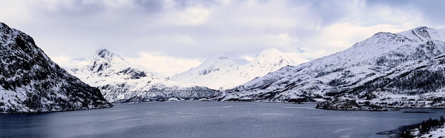 冬のノルウェー湖