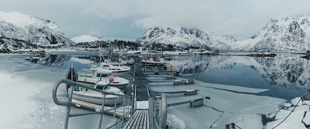 冬のノルウェー湖