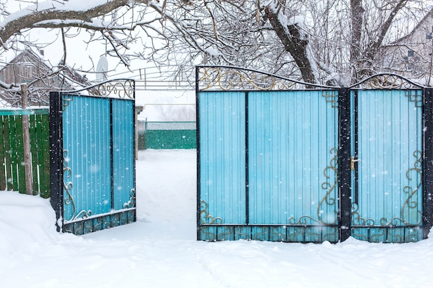 Photo winter old dilapidated rickety fence. snow blizzard