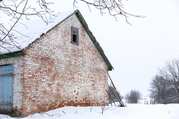 Winter, oude vervallen schuur. Veel sneeuw rond