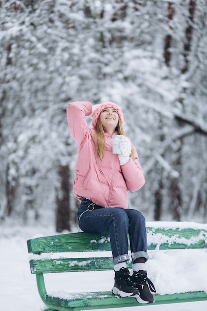 Ritratto di donna bionda felice all'aperto invernale