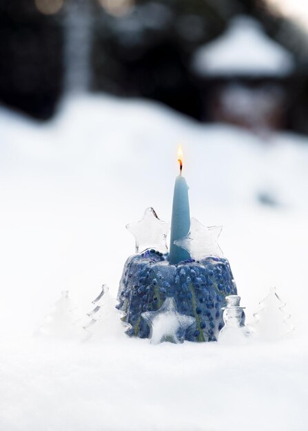 Foto scultura di ghiaccio all'aperto d'inverno con fiori di giacinto d'uva congelati albero di natale a stella di cristallo