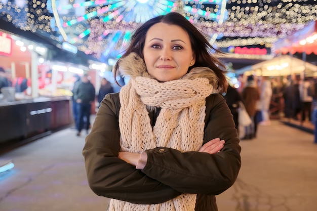 도시 시장에서 아름 다운 행복 한 성숙한 여자, 여성의 겨울 야외 초상화