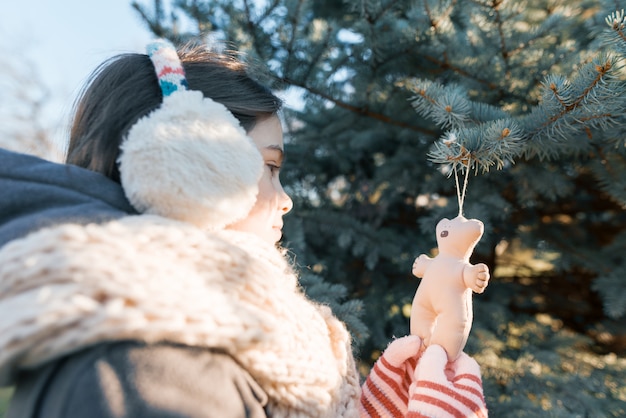 子供の女の子の冬の屋外のポートレート