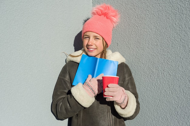 Winter outdoor portret van studente met boek