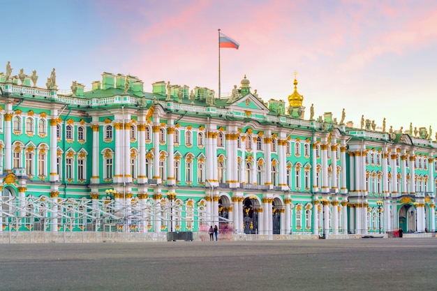日没時のロシア、サンクトペテルブルクの冬の宮殿広場