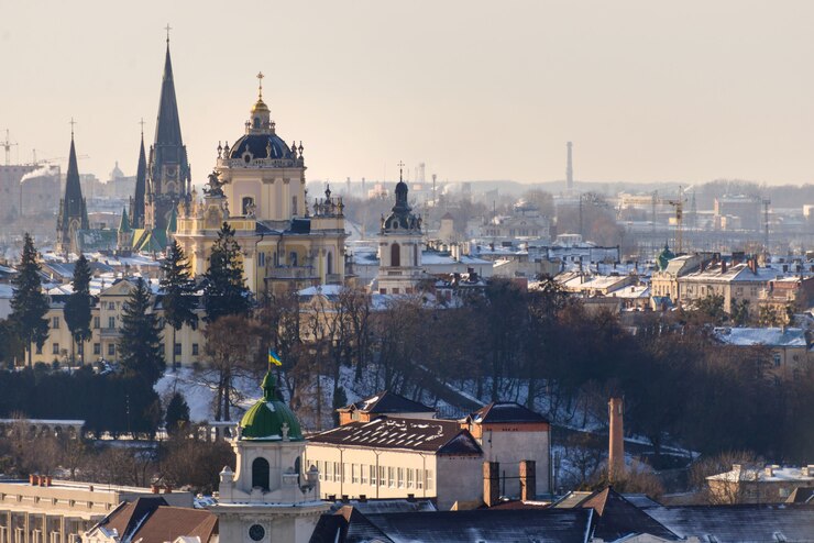Фотография зимняя панорама с ратуши в центре города во львове, украина