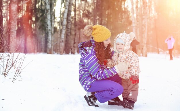 雪の中のウィンターパーク。 1月の朝は森の中を歩きます。家族はウィンターパークを散歩します。