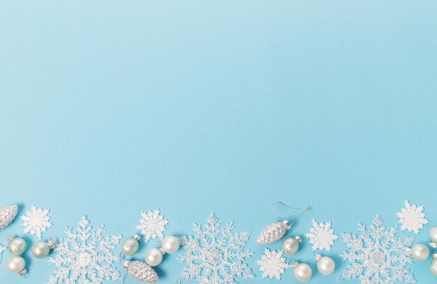 Winter patroon gemaakt van sneeuwvlokken op blauwe achtergrond. Winterconcept. Platliggend, bovenaanzicht