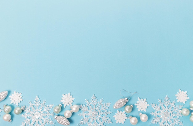 Photo winter pattern made of snowflakes on blue background. winter concept. flat lay, top view