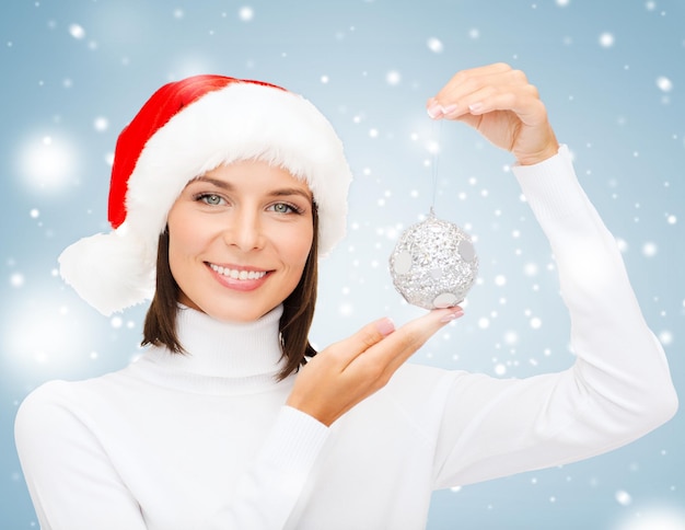 冬、人々、幸福の概念-クリスマスツリーの装飾が施されたサンタヘルパー帽子の女性