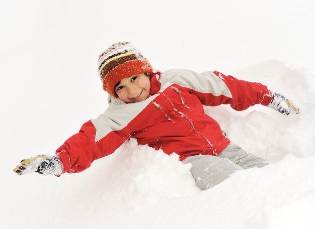 Winter plezier kind spelen met een plezier in de sneeuw