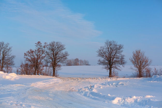 Strada scarsamente pulita invernale. strada in campagna cosparsa di neve.