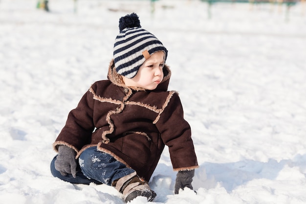 屋外の寒い天候での少年の冬の肖像画