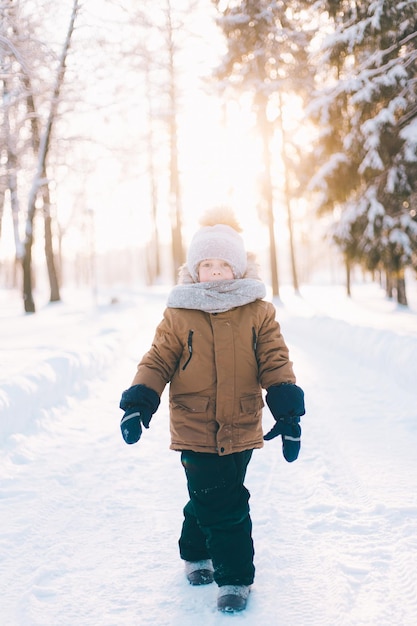 Ritratto invernale di uno stile di vita da ragazzo inverno un articolo sui bambini che camminano nei freddi giochi invernali