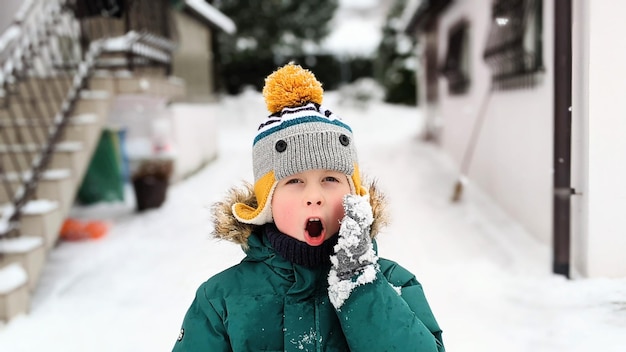 かわいい男の子の冬の肖像画