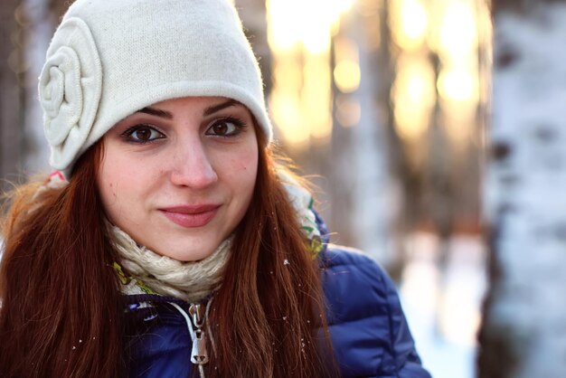 Ritratto invernale femminile nella foresta