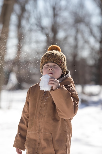 Photo winter portrait of kid boy active outoors leisure with children in winter