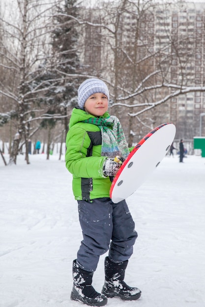 暖かい服を着た小さな男の子の冬のポートレート