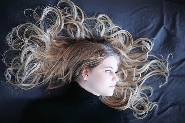 зимний портрет сексуальной взрослой девушки / сезонный холодный портрет со снегом, красивая модель позирует, длинные светлые волосы