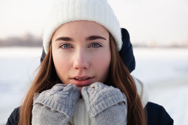 Winter portret foto van jonge vrouw