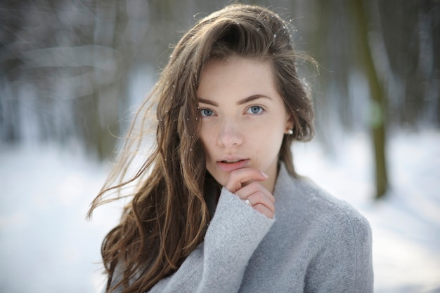 Winter portret van jonge vrouw