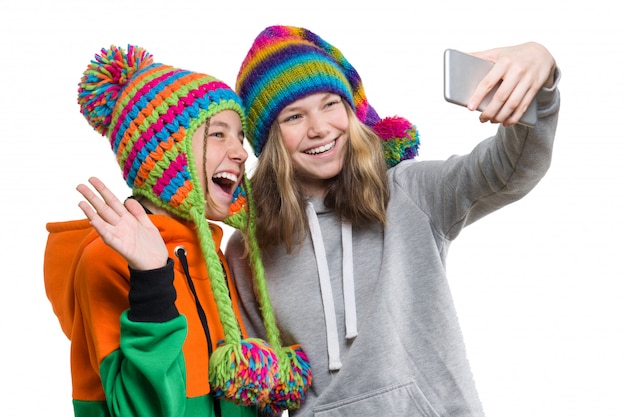 Winter portret van twee gelukkige mooie tiener vriendinnen