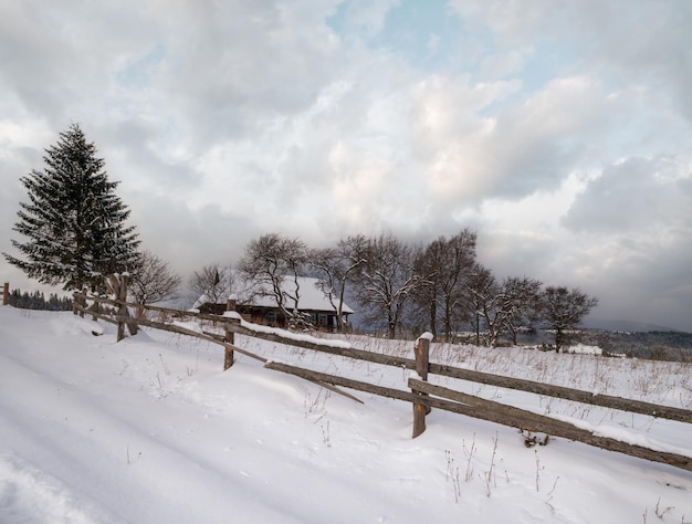 写真 冬の遠く離れたアルプス山岳村の郊外 農村 丘 森 農地