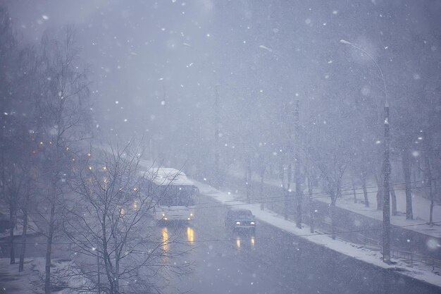 冬の道の抽象的な風景、季節の道12月の雪