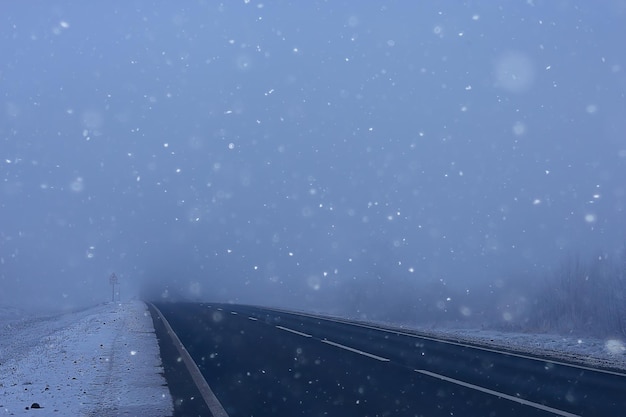 冬の道の抽象的な風景、季節の道12月の雪