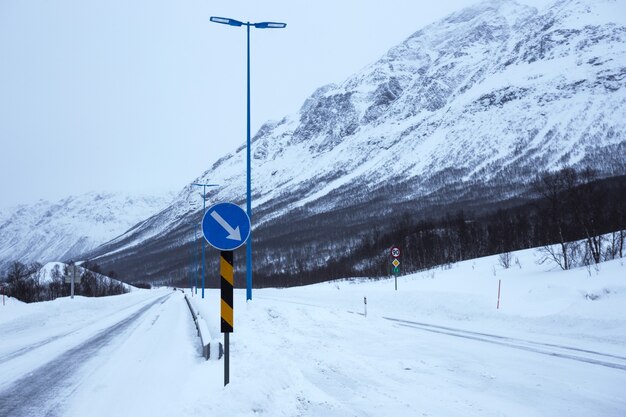 ノルウェーの山々の冬の道。ロフォーテン諸島。ノルウェー。