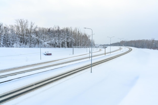 雪のある冬の道