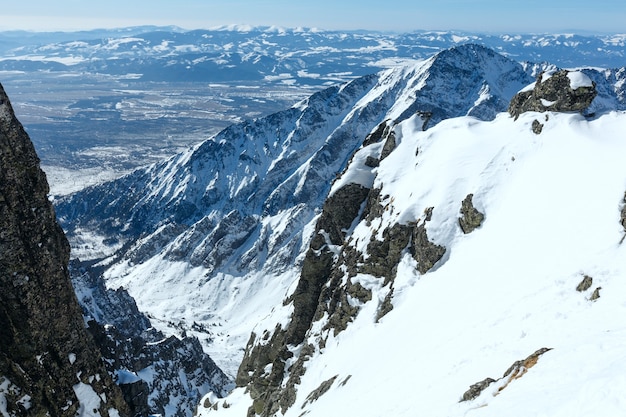 Winter rotsachtig berglandschap (tatranska lomnitsa, hoge tatra, slowakije).