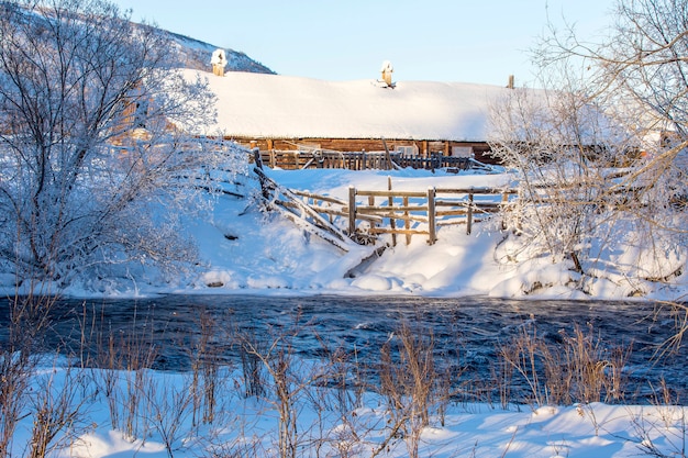 川と冬の農村風景