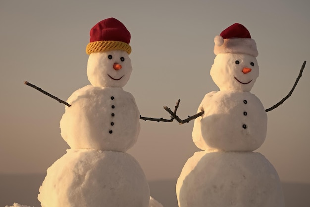 Saldi invernali coppia pupazzo di neve all'aperto