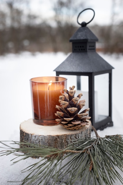 Foto scena invernale con candela ancora in vita