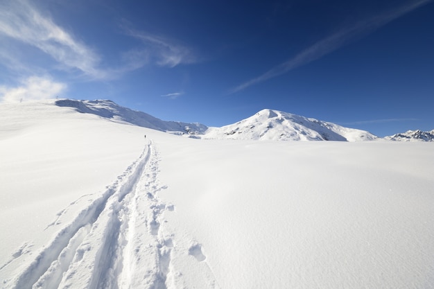 Зимний живописный пейзаж в итальянских Альпах со снегом.