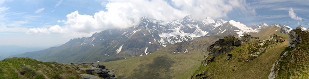 Paesaggio scenico di inverno nelle alpi italiane con neve.