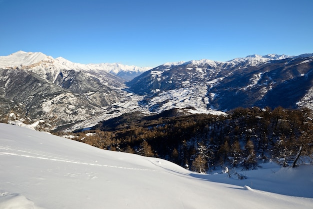 雪とイタリアのアルプスの冬の風光明媚な風景。