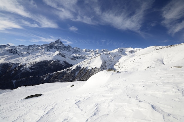 雪とイタリアのアルプスの冬の風光明媚な風景。