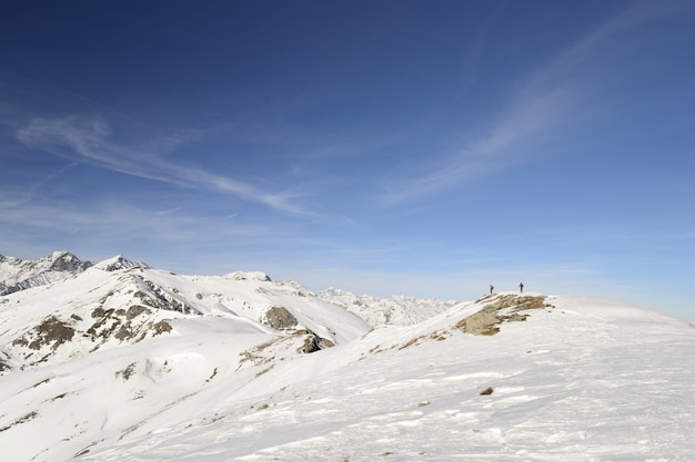 Paesaggio scenico di inverno nelle alpi italiane con neve.