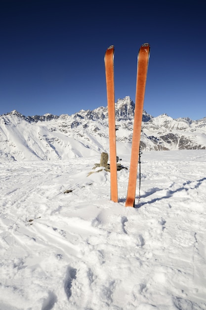 Foto winter schilderachtige landschap in de italiaanse alpen met sneeuw. ski op bergtop.